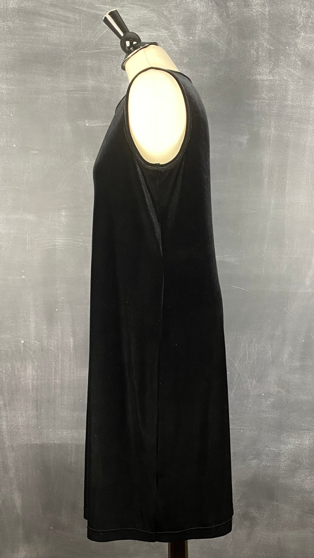 Robe velours noire sans manches Coccoli, taille l-xl. Vue de côté.