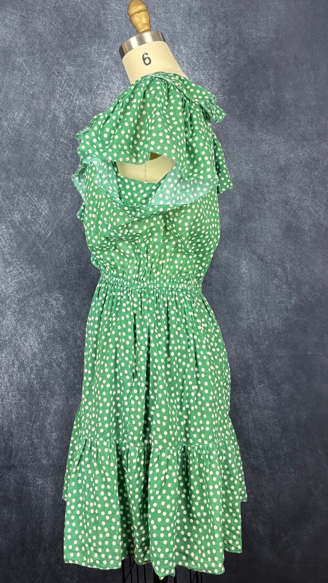 Robe verte à pois et volants Trovota Birds of Paradis, taille small. Vue de côté.