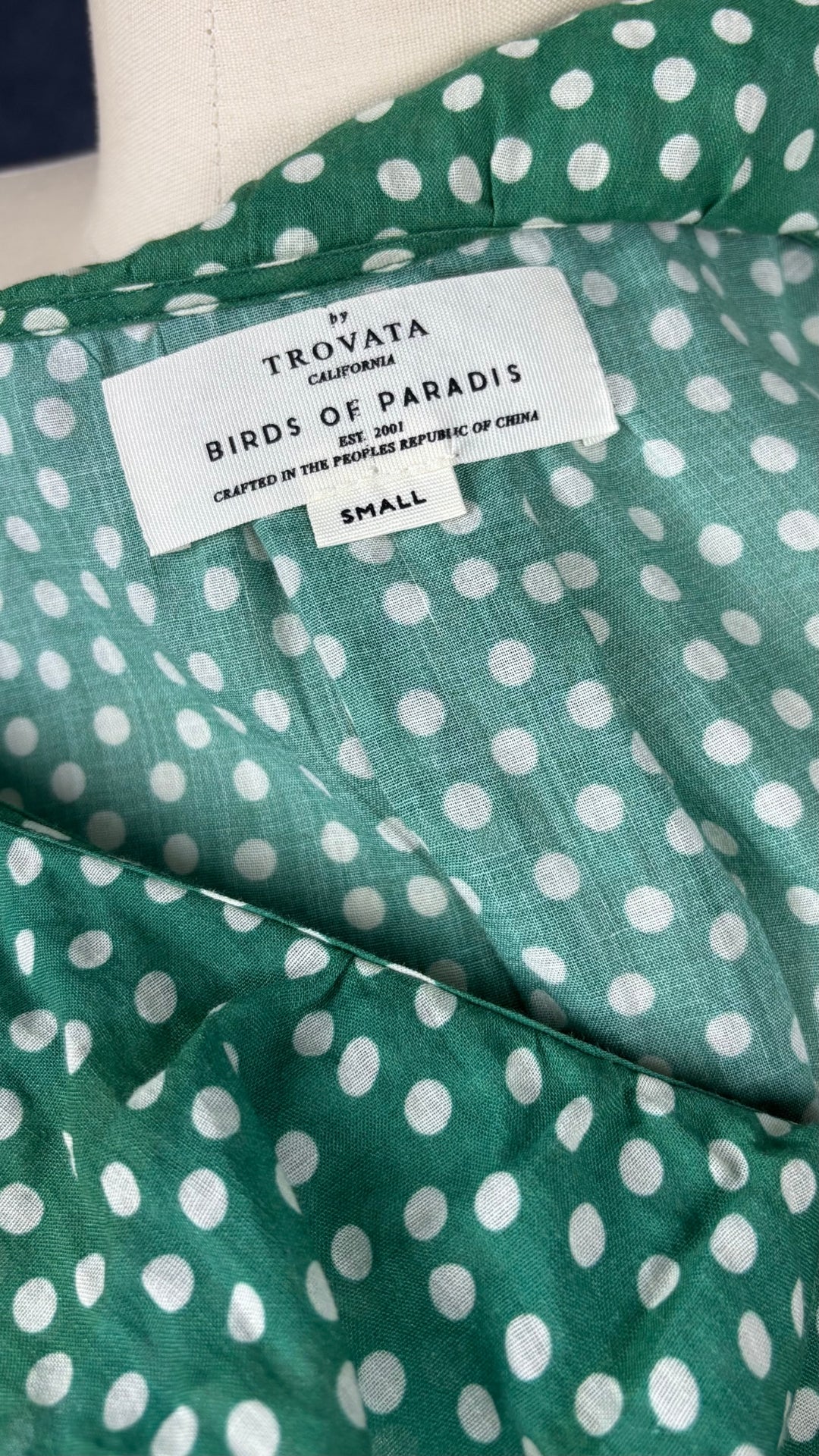 Robe verte à pois et volants Trovota Birds of Paradis, taille small. Vue de l'étiquette.