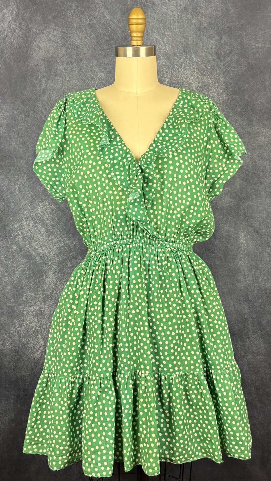 Robe verte à pois et volants Trovota Birds of Paradis, taille small. Vue de face.