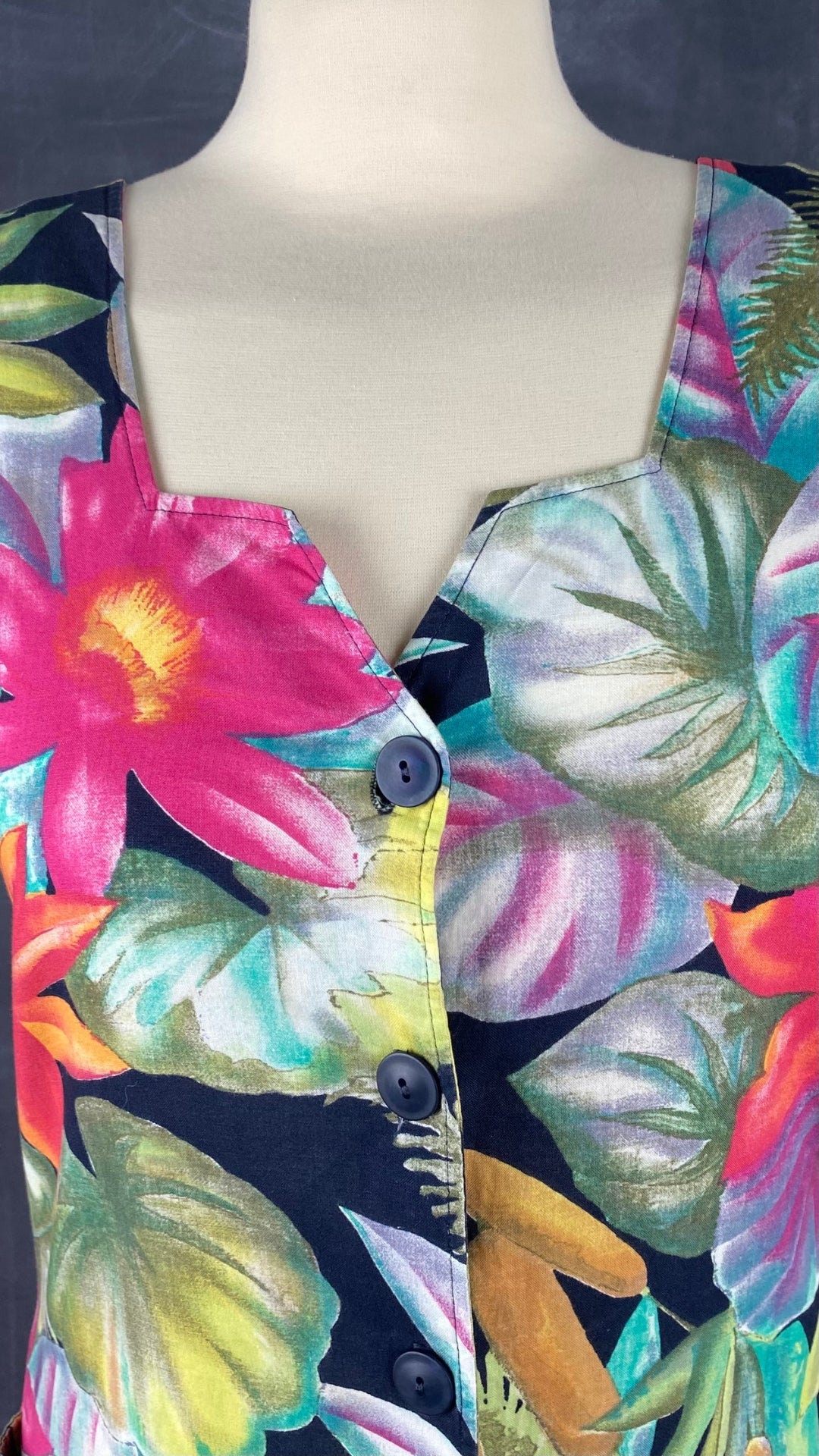 Robe vintage boutonnée à motifs de fleurs tropicales,  marque Relance, taille small, fabriquée au Canada. Vue de l'encolure.