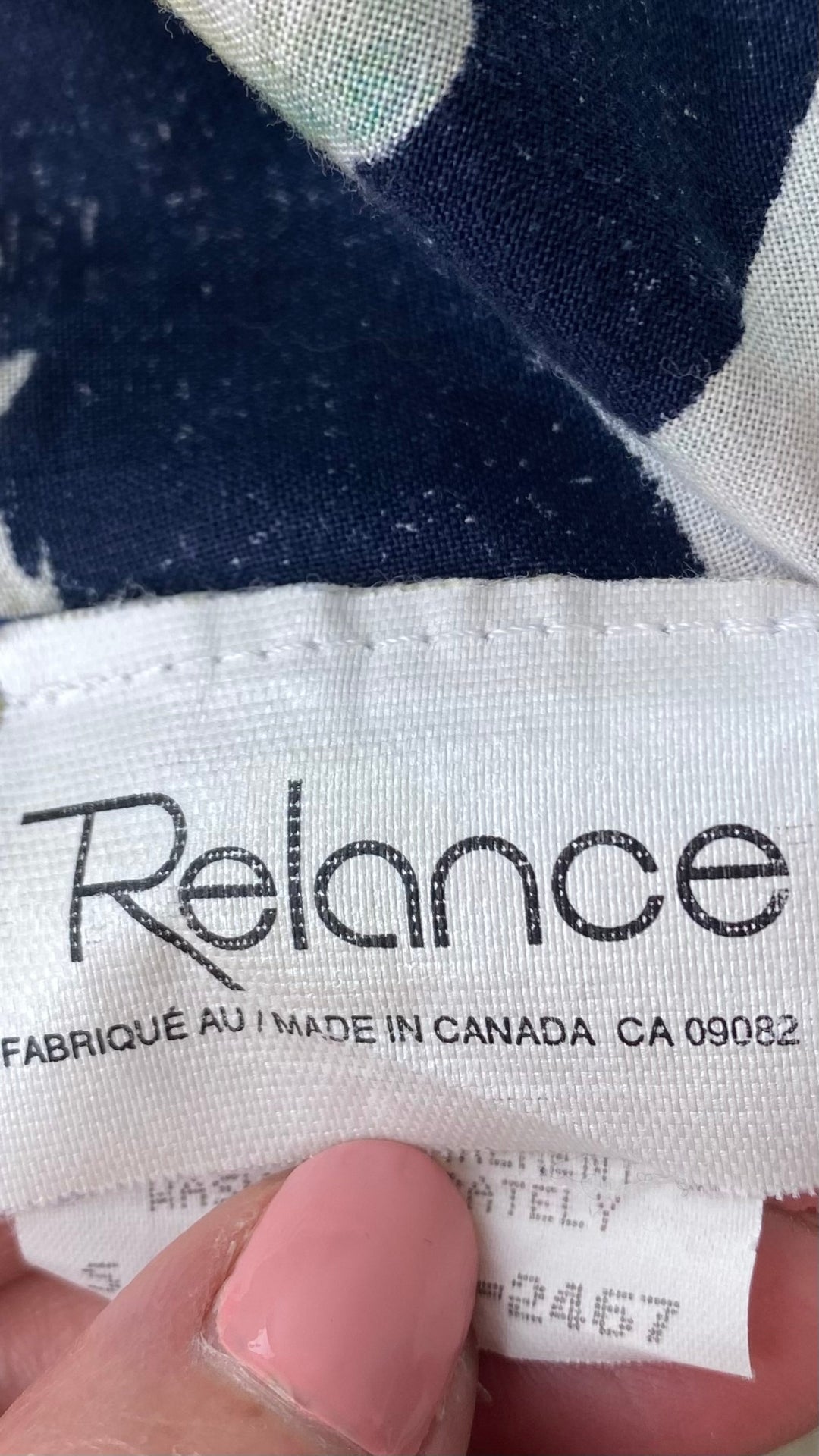 Robe vintage boutonnée à motifs de fleurs tropicales,  marque Relance, taille small, fabriquée au Canada. Vue de l'étiquette de marque.