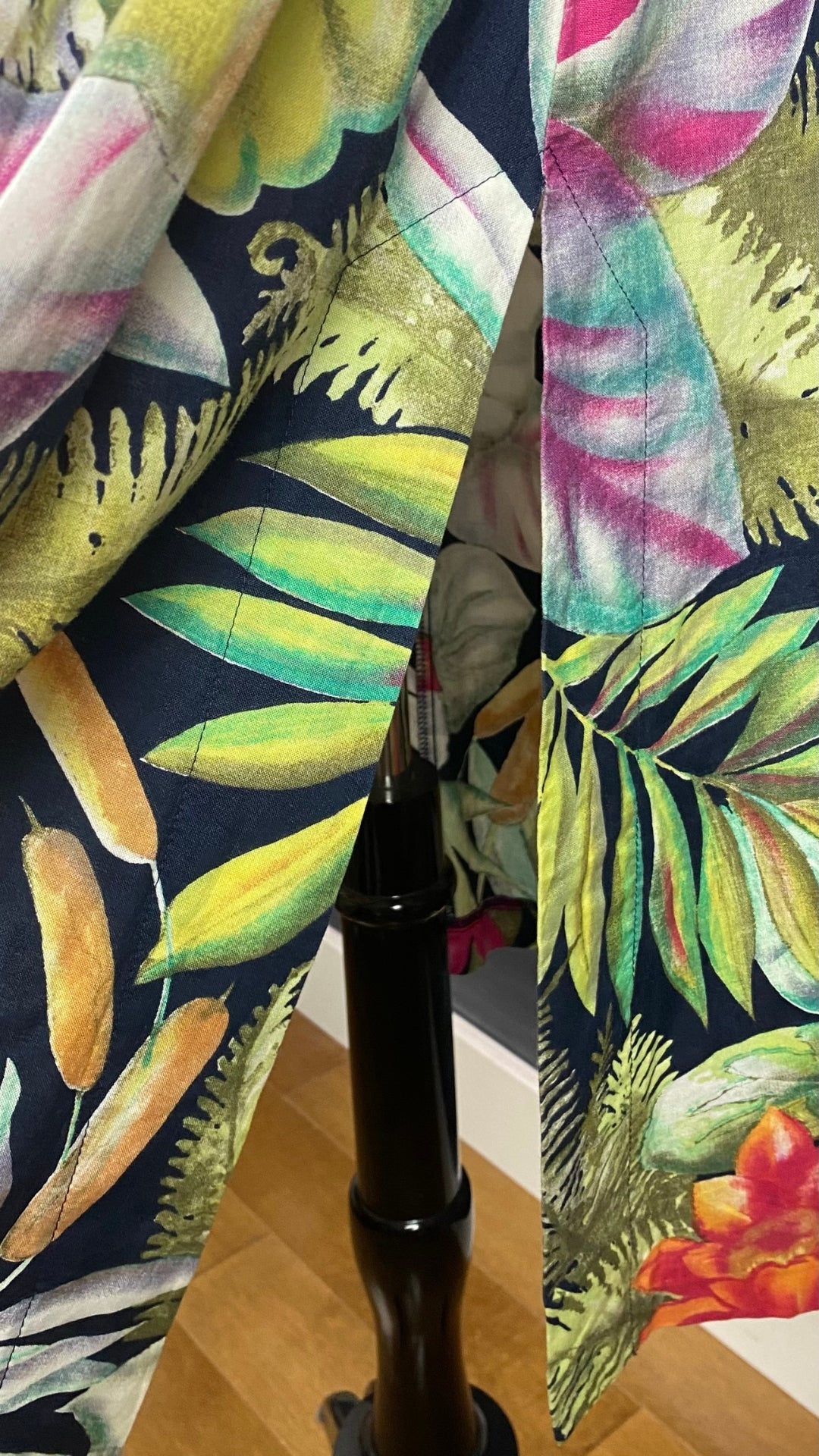 Robe vintage boutonnée à motifs de fleurs tropicales,  marque Relance, taille small, fabriquée au Canada. Vue de la fente sur le côté.