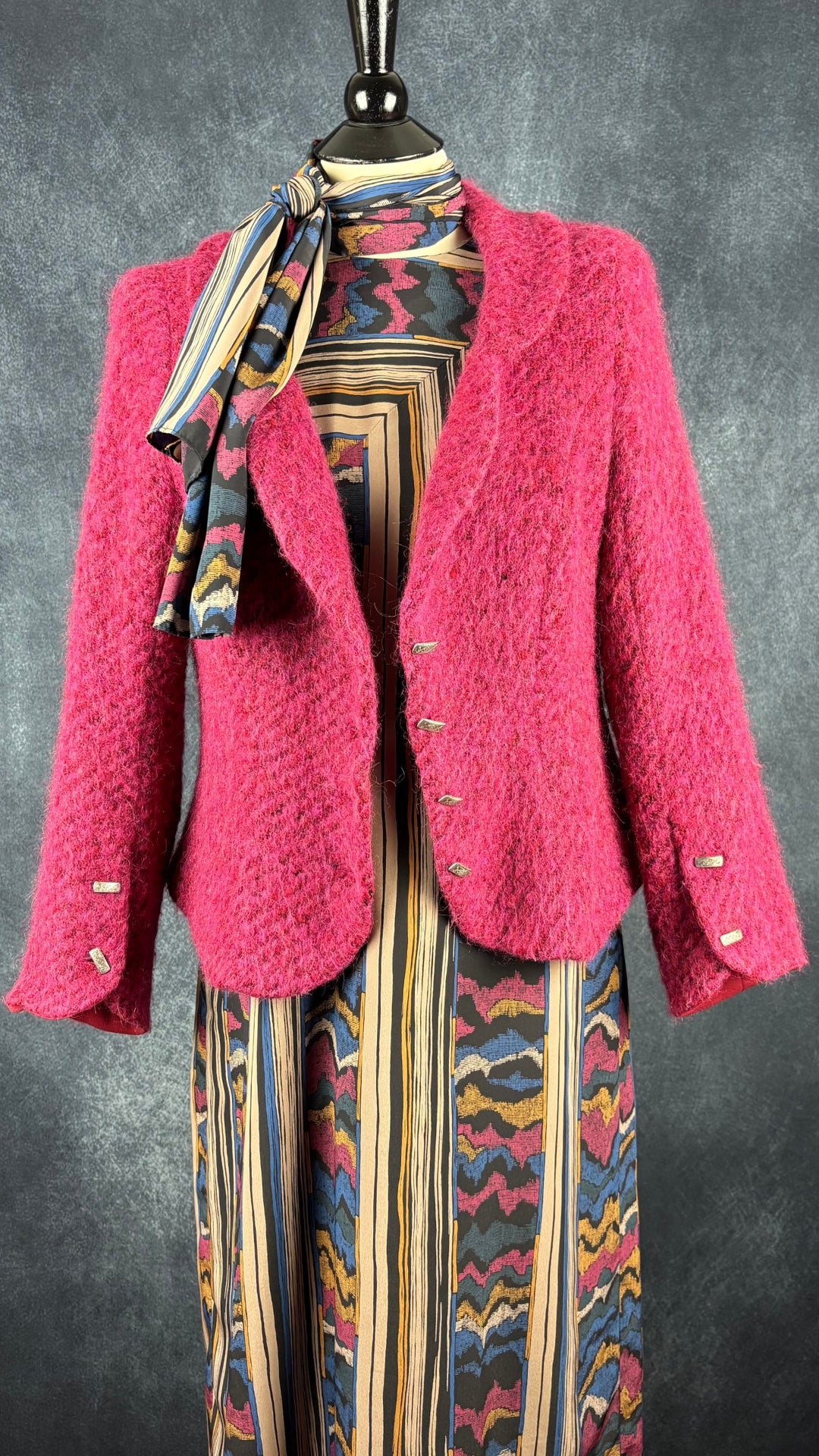 Robe vintage à jolis motifs Maison Missy House, taille estimée à small/medium. Vue de l'agencement avec le blazer Isabelle Elie Boutique et le foulard autour du cou.