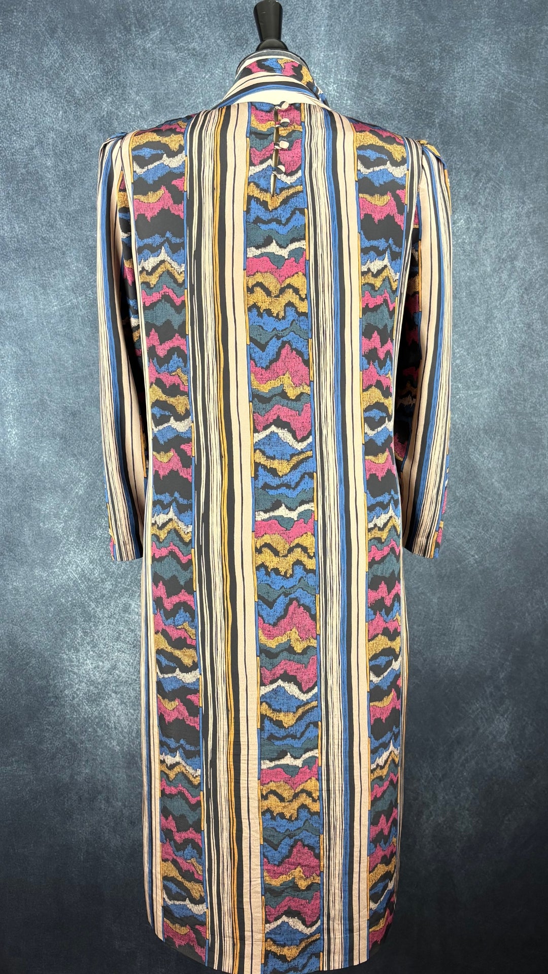 Robe vintage à jolis motifs Maison Missy House, taille estimée à small/medium. Vue de dos.