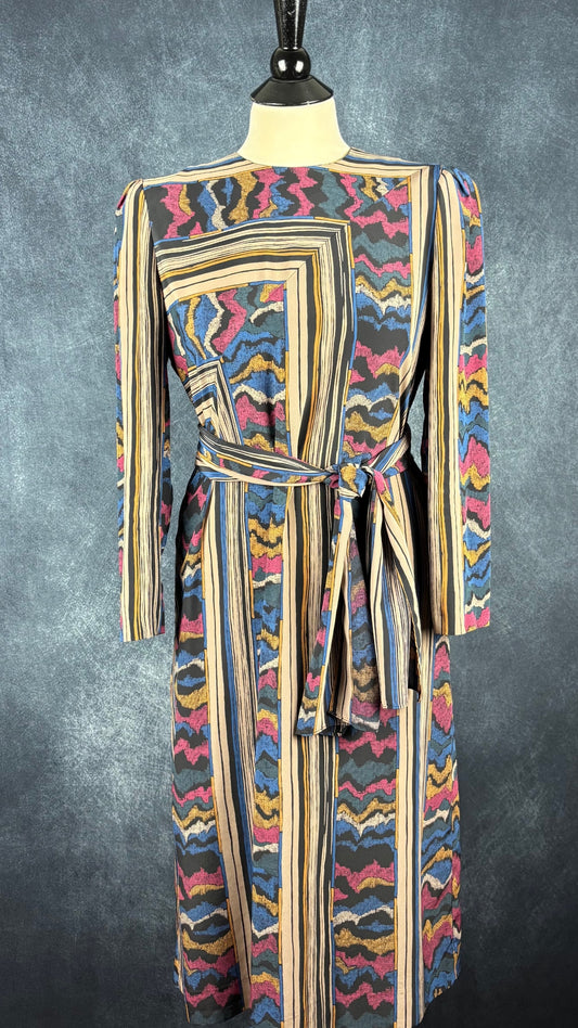 Robe vintage à jolis motifs Maison Missy House, taille estimée à small/medium. Vue de face.