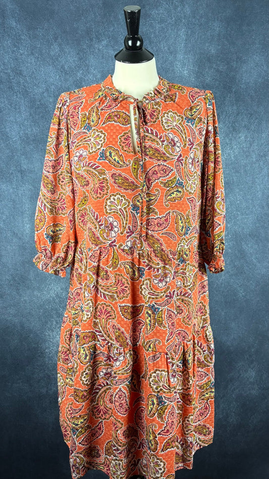 Robe volant à motifs paisley Nanette Lepore, taille 14. Vue de face.