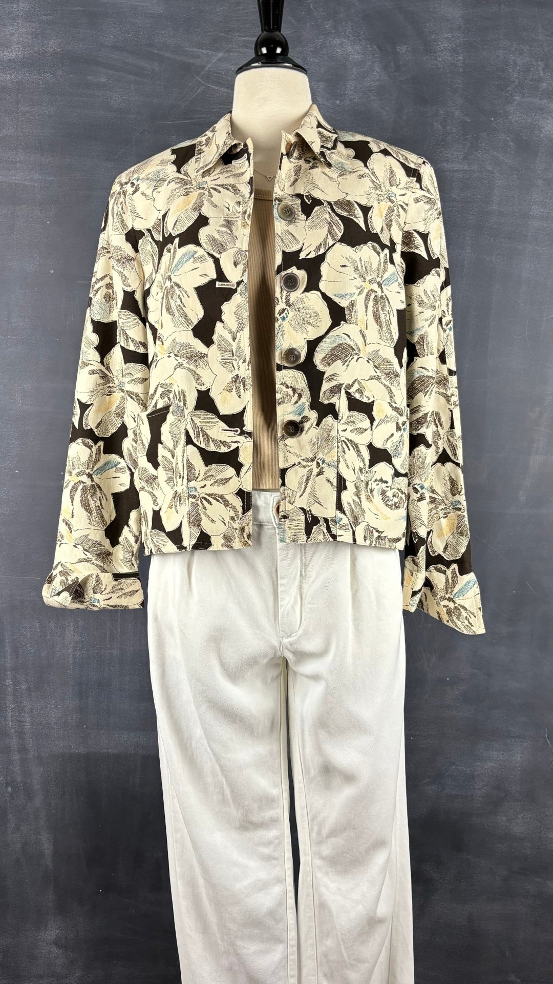 Pantalon à plis crème en Lyocell Anthropologie (taille 27). Vue de l'agencement avec la veste en mélange soie et coton florale.