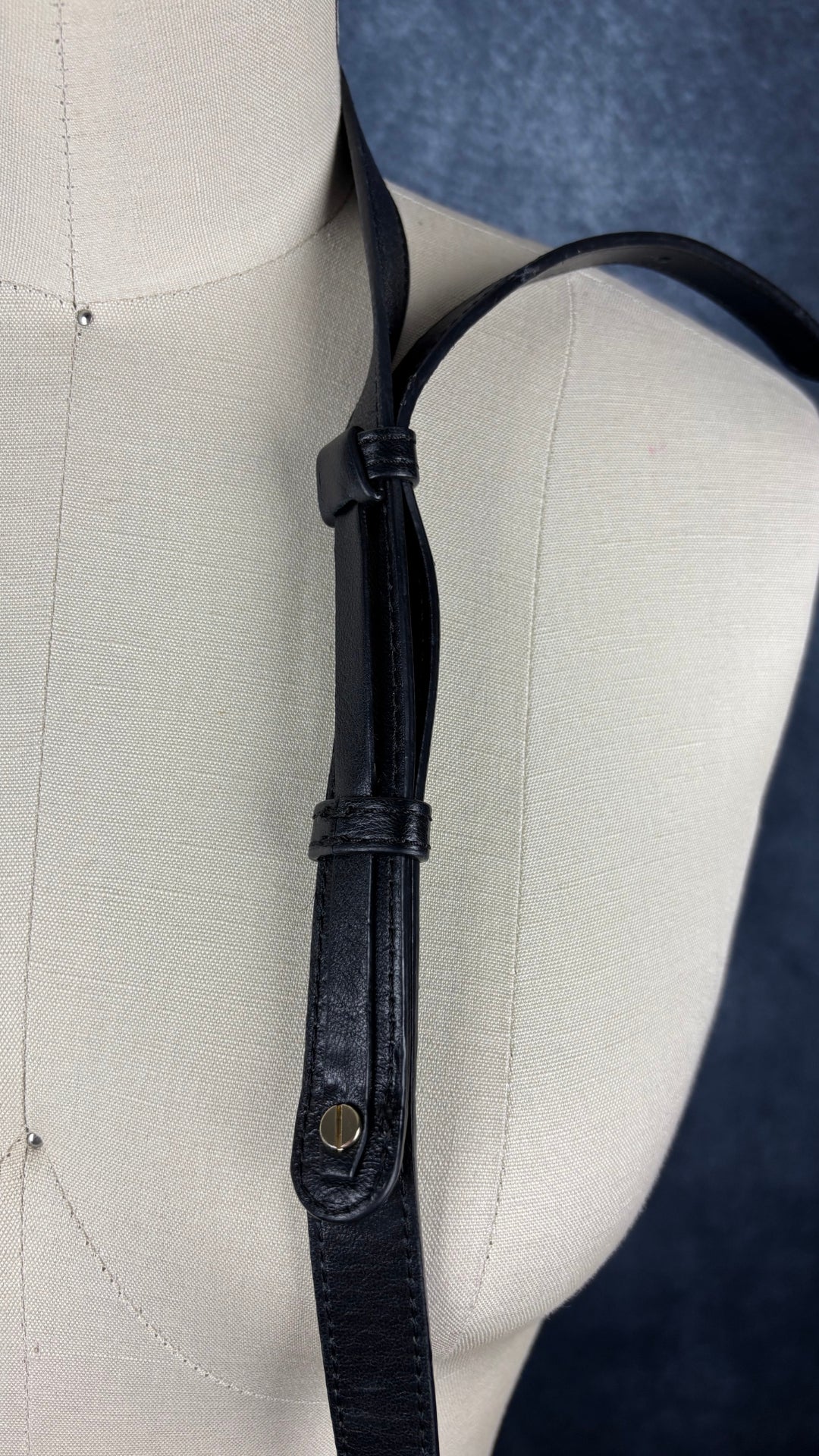 Sac en cuir lisse en demi-lune avec courroie type bandoulière, Flattered. Vue de l'endos de la courroie.