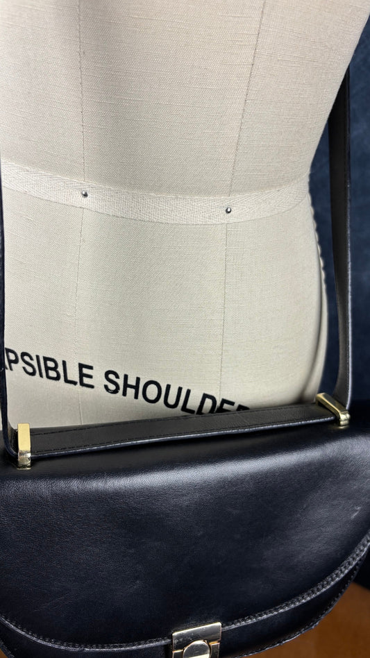 Sac en cuir lisse en demi-lune avec courroie type bandoulière, Flattered. Vue de près du dessus du sac.
