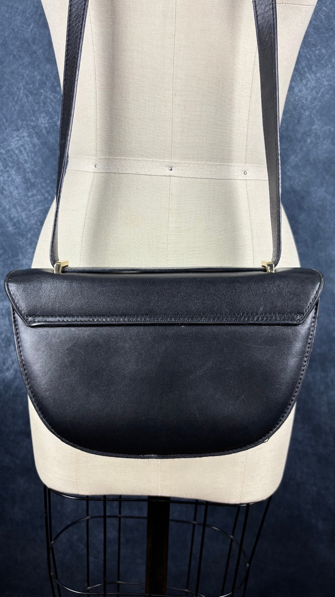 Sac en cuir lisse en demi-lune avec courroie type bandoulière, Flattered. Vue de dos du sac.