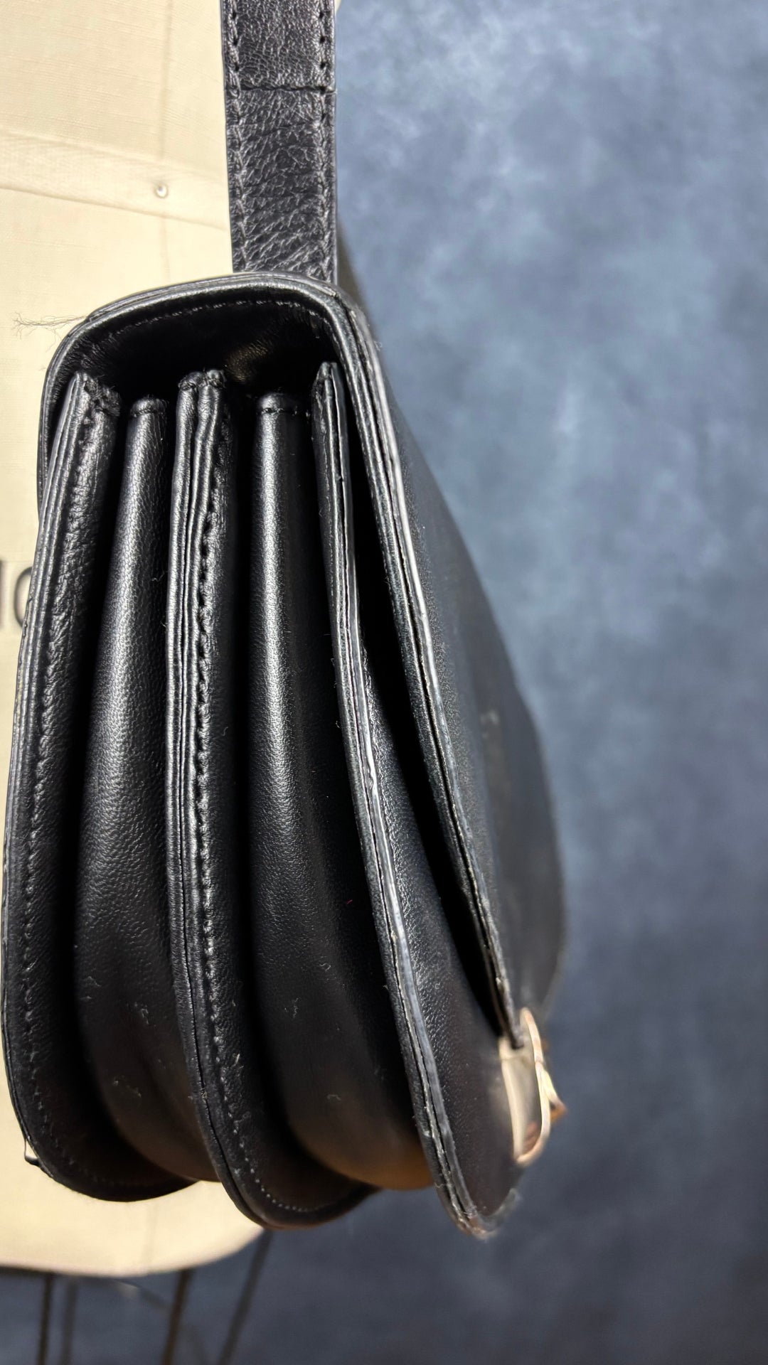 Sac en cuir lisse en demi-lune avec courroie type bandoulière, Flattered. Vue de l'épaisseur du sac.