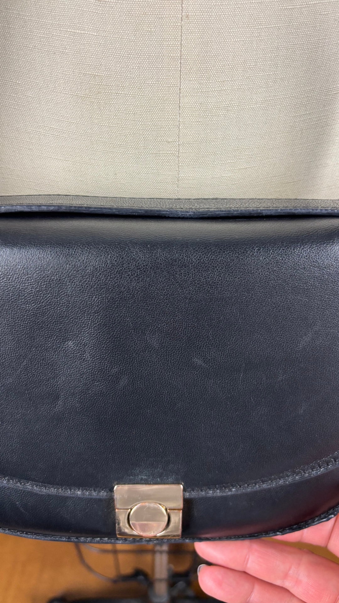 Sac en cuir lisse en demi-lune avec courroie type bandoulière, Flattered. Vue de près du fermoir.