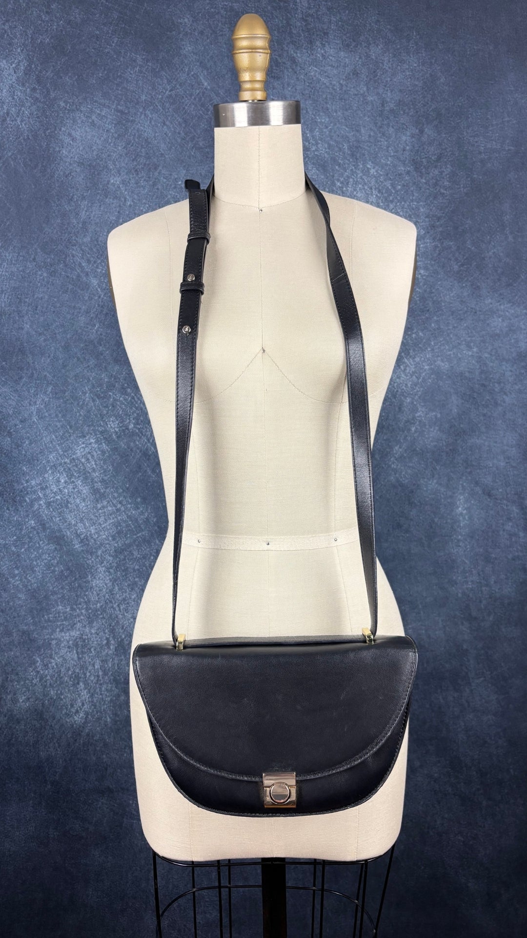 Sac en cuir lisse en demi-lune avec courroie type bandoulière, Flattered. Vue de face, sur le mannequin.