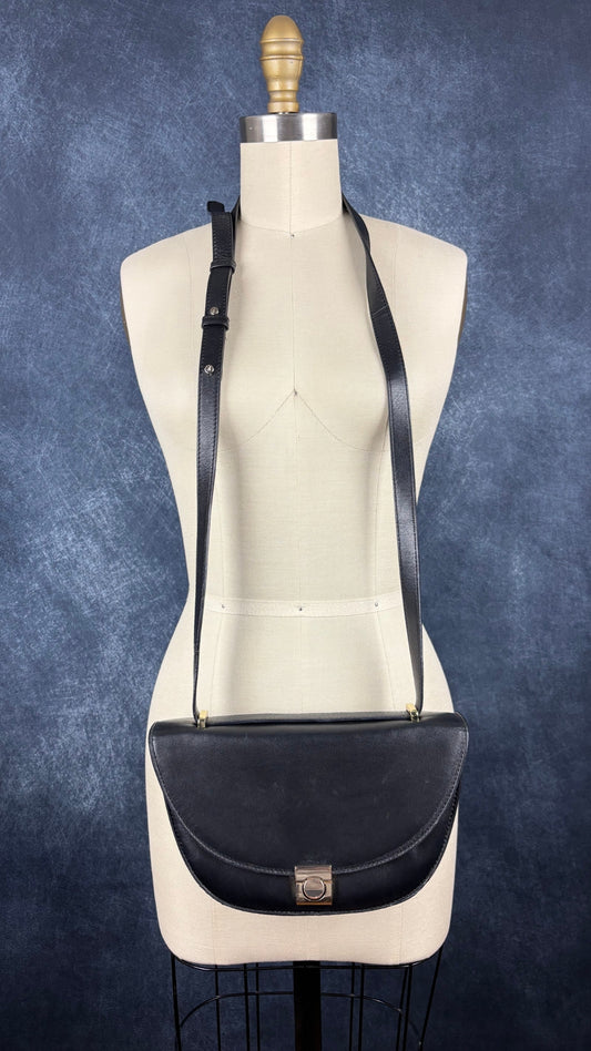 Sac en cuir lisse en demi-lune avec courroie type bandoulière, Flattered. Vue de face, sur le mannequin.
