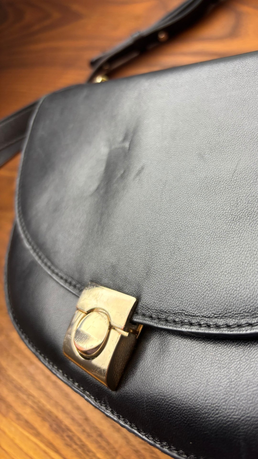Sac en cuir lisse en demi-lune avec courroie type bandoulière, Flattered. Vue de près des marques sur le cuir.