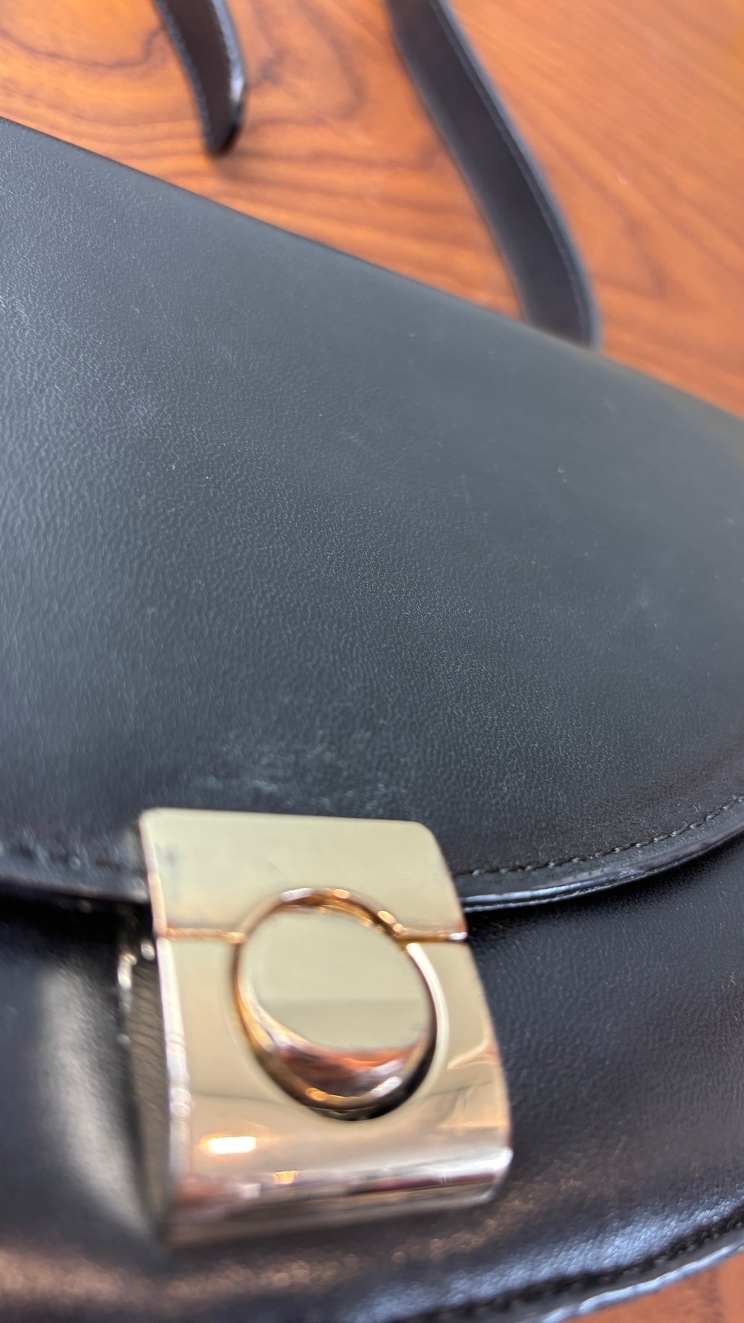Sac en cuir lisse en demi-lune avec courroie type bandoulière, Flattered. Vue d'une autre facette du fermoir du sac.