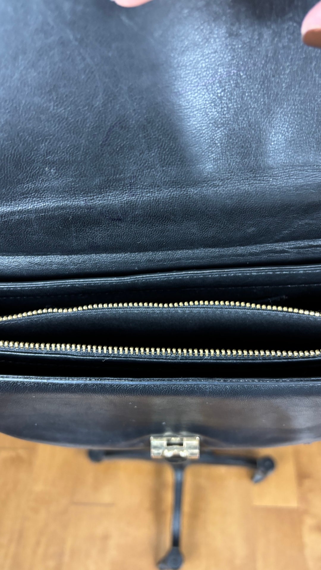 Sac en cuir lisse en demi-lune avec courroie type bandoulière, Flattered. Vue du compartiment intérieur, partie avec fermeture à glissière.