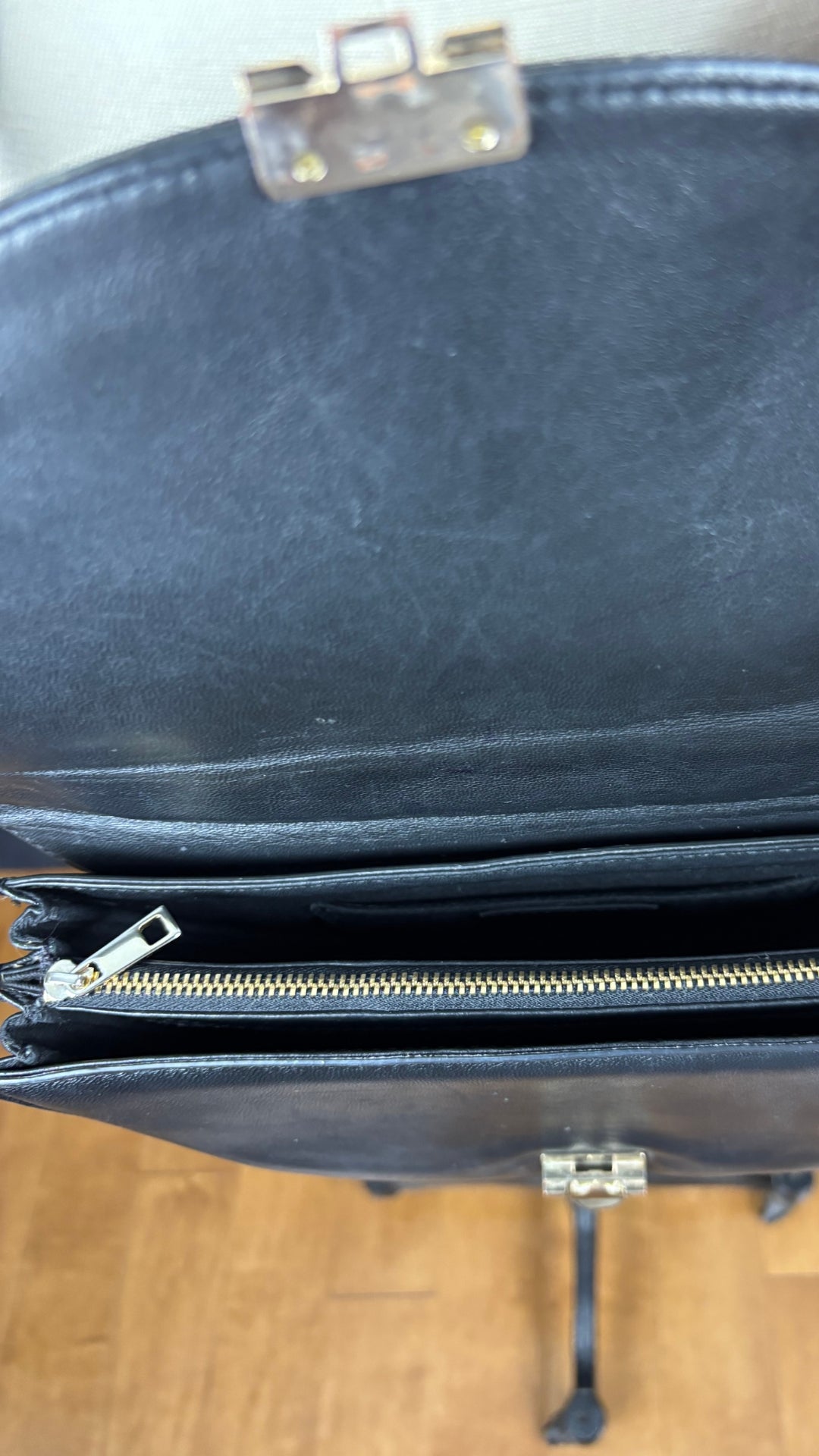 Sac en cuir lisse en demi-lune avec courroie type bandoulière, Flattered. Vue du compartiment intérieur avec fermeture à glissière.