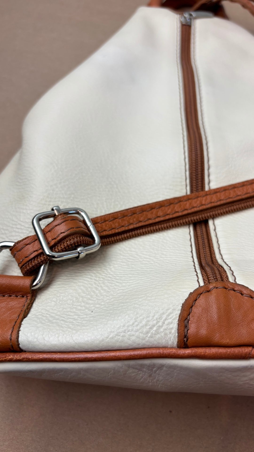Sac à dos en cuir souple beige crème et brun tan Vera Pelle, fabriqué en Italie. Vue de près des ajustements pour les courroies.