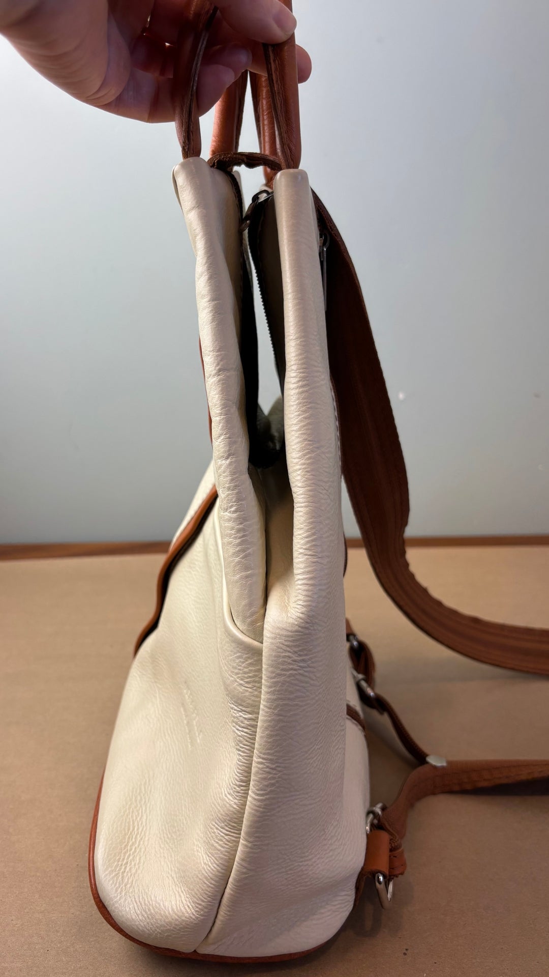 Sac à dos en cuir souple beige crème et brun tan Vera Pelle, fabriqué en Italie. Vue de côté.