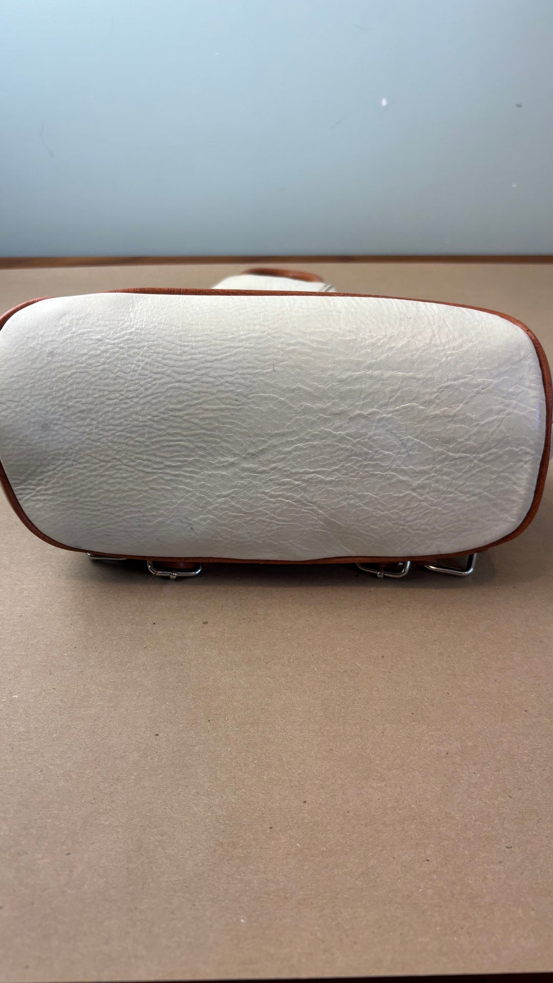 Sac à dos en cuir souple beige crème et brun tan Vera Pelle, fabriqué en Italie. Vue du dessous du sac (avec petites imperfections).