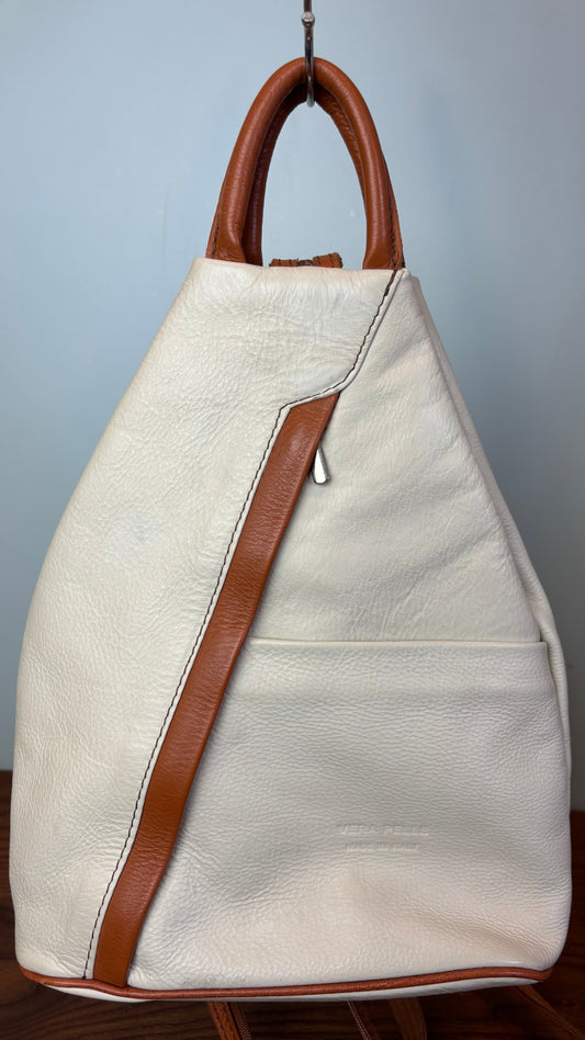 Sac à dos en cuir souple beige crème et brun tan Vera Pelle, fabriqué en Italie. Vue de face.