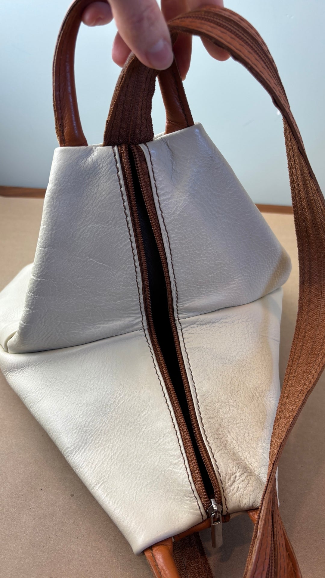 Sac à dos en cuir souple beige crème et brun tan Vera Pelle, fabriqué en Italie. Vue de la fermeture à glissière principale.