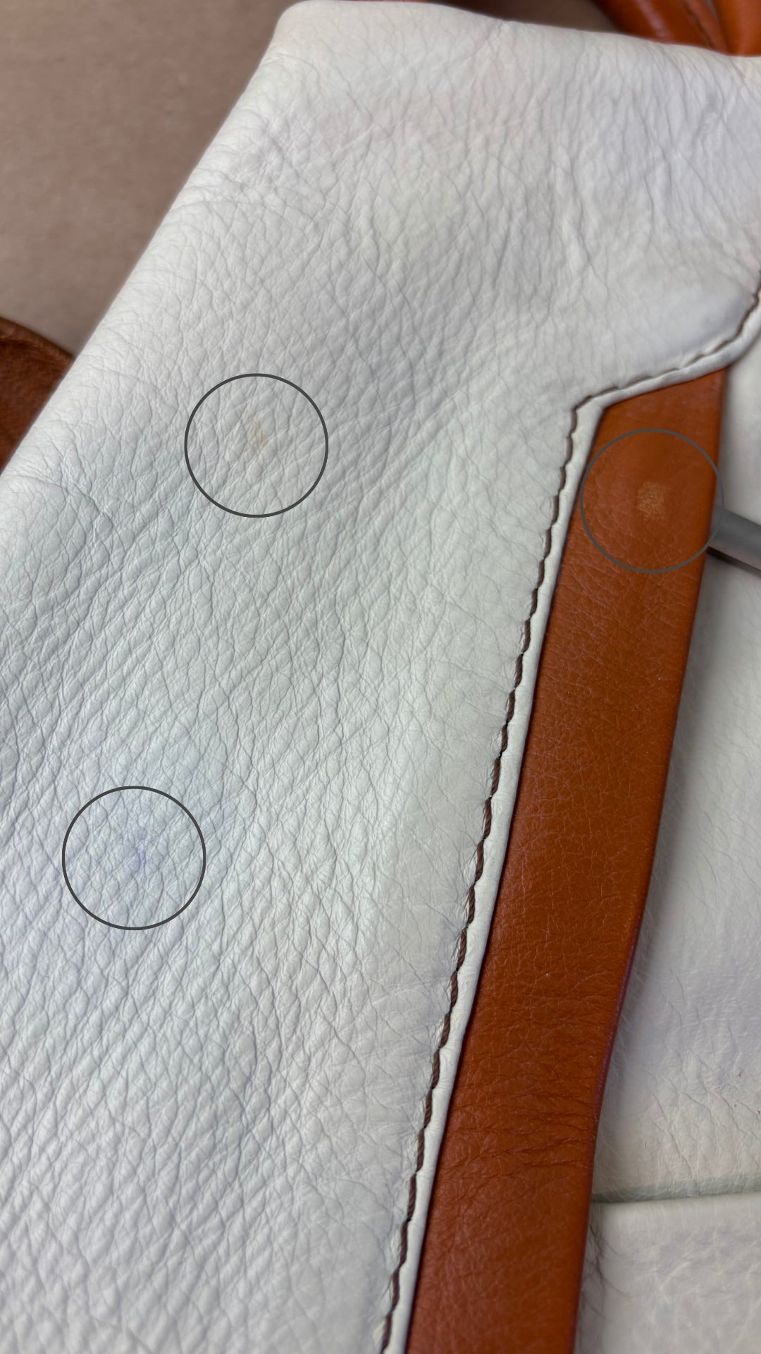 Sac à dos en cuir souple beige crème et brun tan Vera Pelle, fabriqué en Italie. Vue de quelques imperfections/taches dans le cuir.