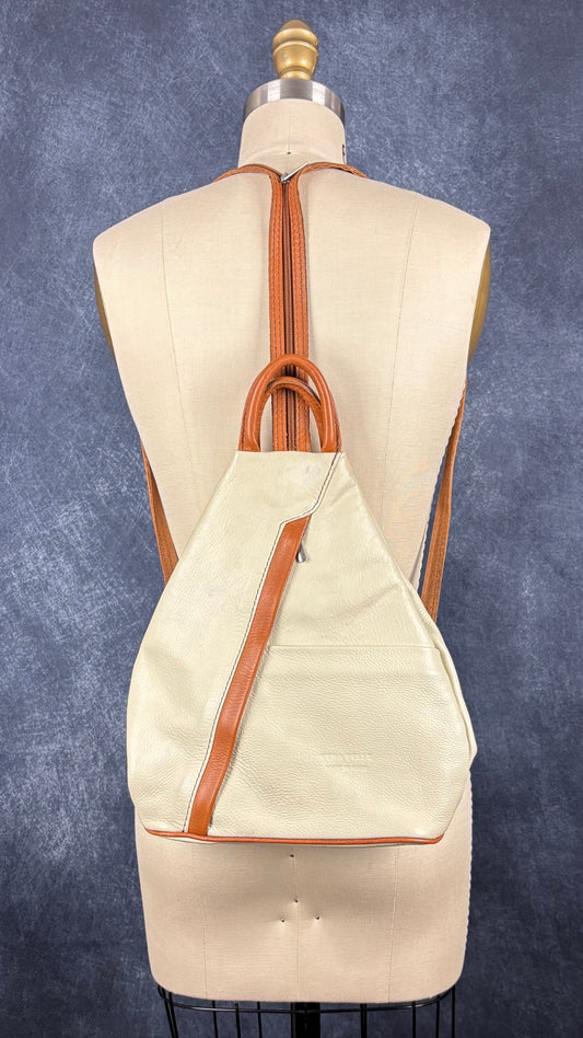 Sac à dos en cuir souple beige crème et brun tan Vera Pelle, fabriqué en Italie. Vue sur le mannequin.