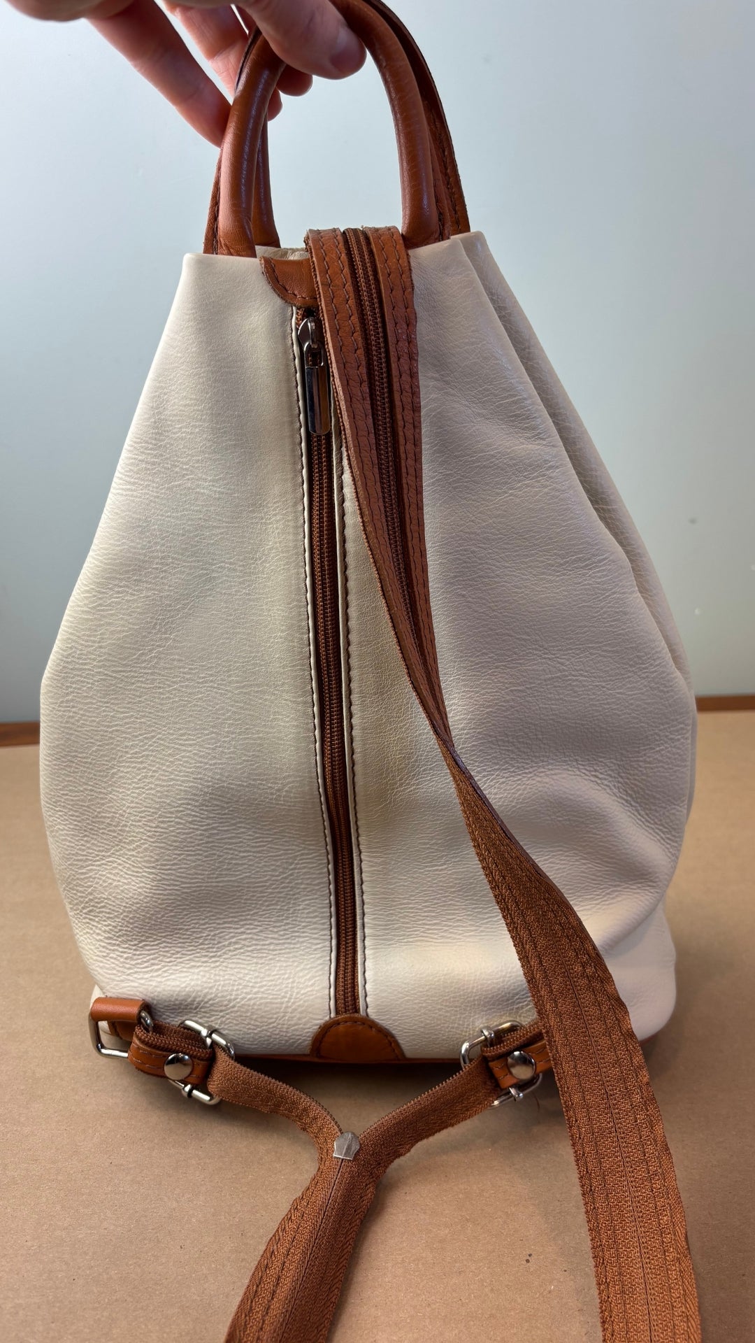 Sac à dos en cuir souple beige crème et brun tan Vera Pelle, fabriqué en Italie. Vue de dos.
