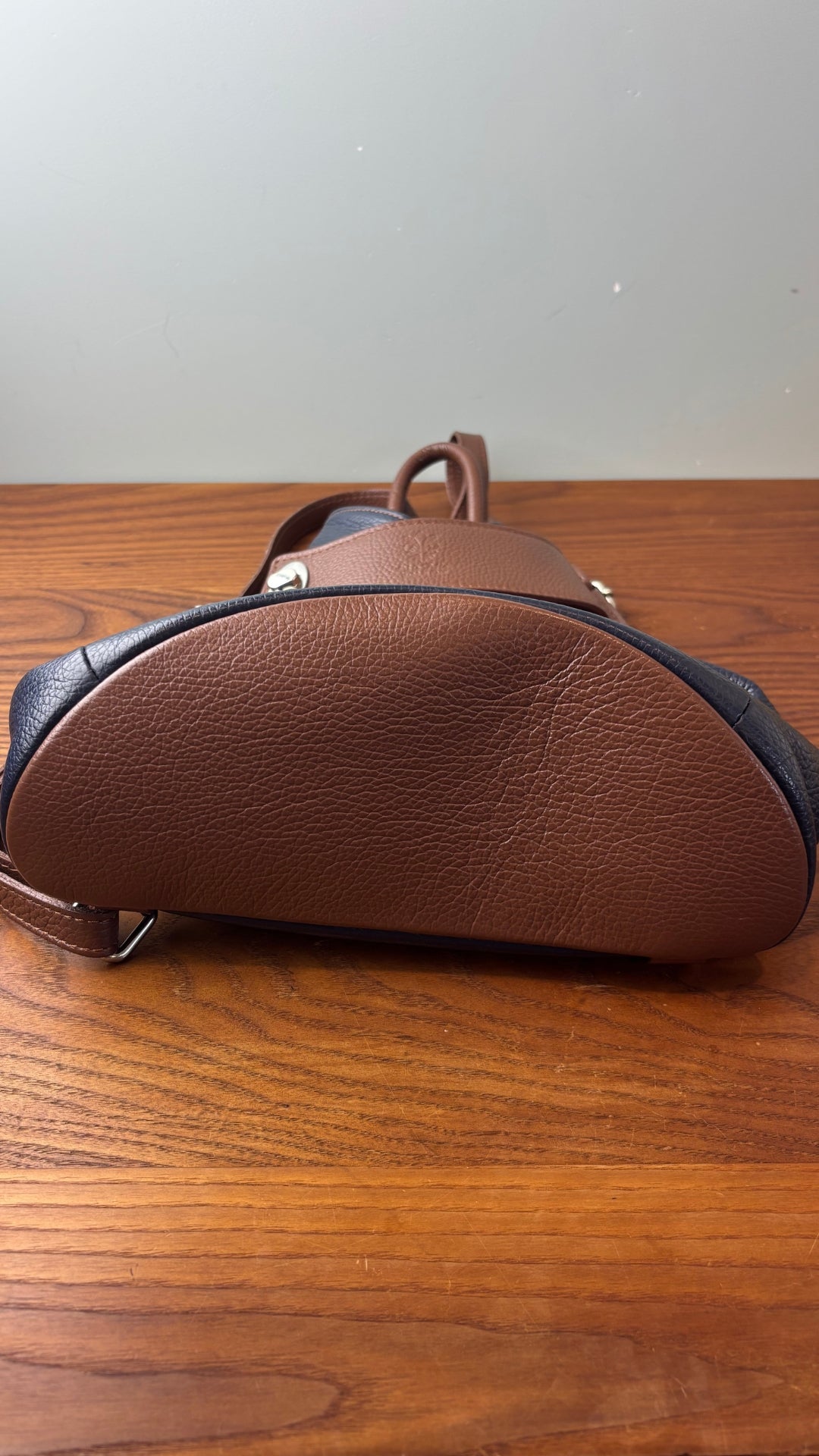 Sac à dos marine et brun en cuir Vera Pelle. Vue de près du dessous du sac.