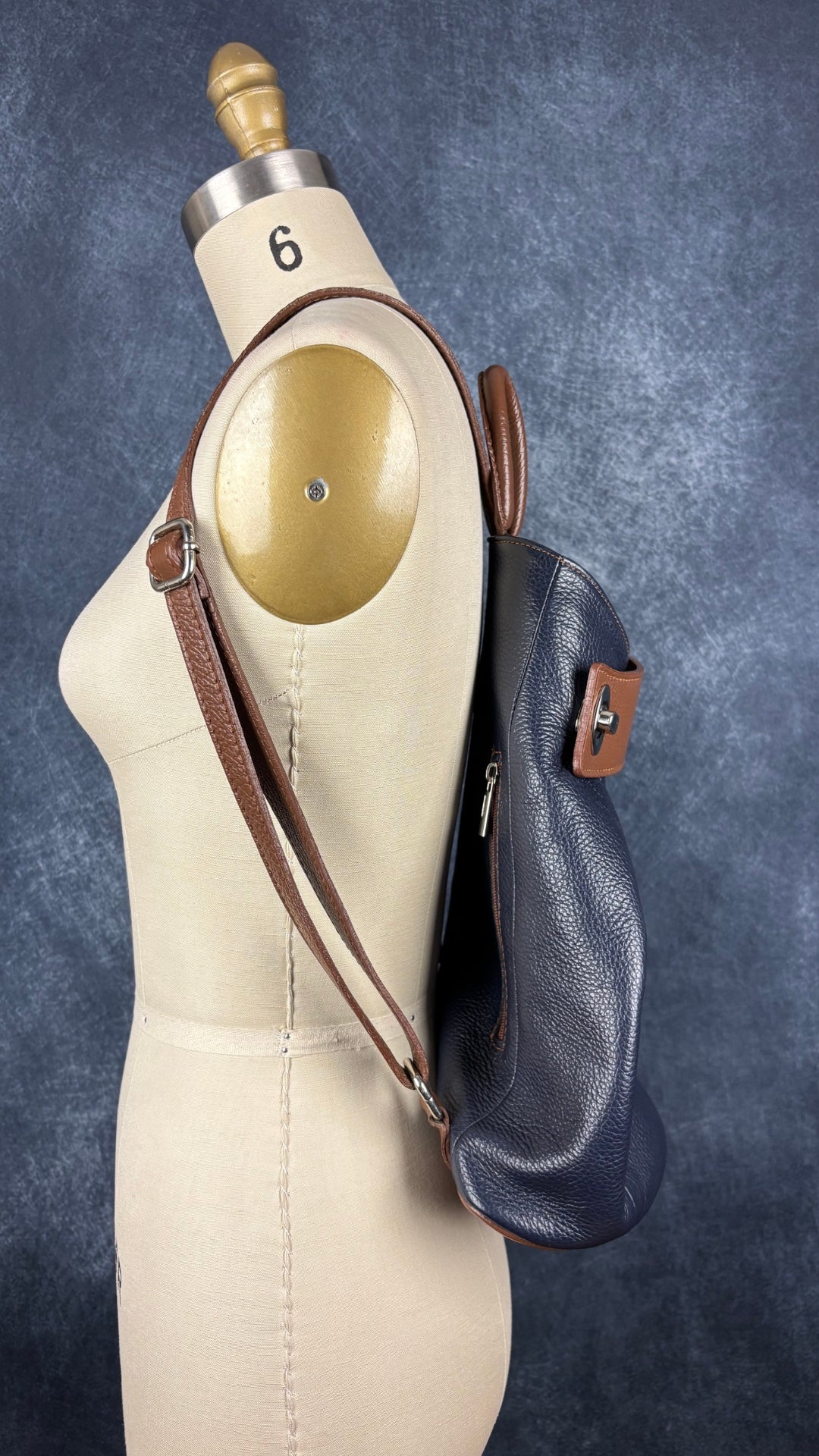 Sac à dos marine et brun en cuir Vera Pelle. Vue de côté, sur le mannequin.
