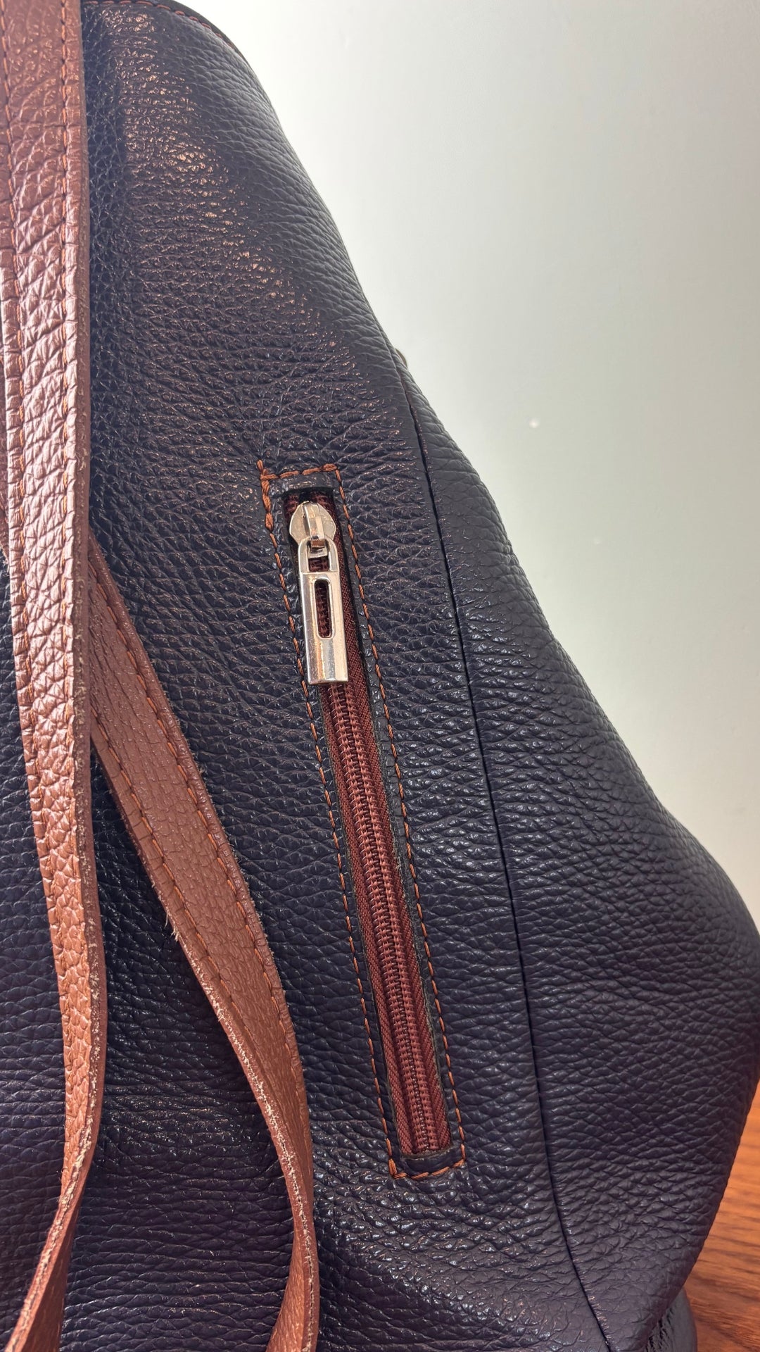 Sac à dos marine et brun en cuir Vera Pelle. Vue de près de l'endos du sac.