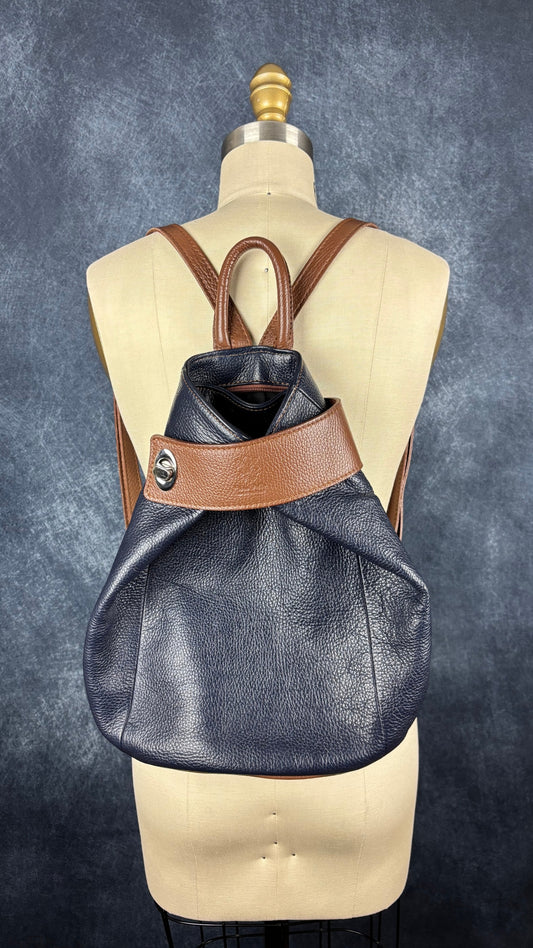 Sac à dos marine et brun en cuir Vera Pelle. Vue de face, sur le mannequin.