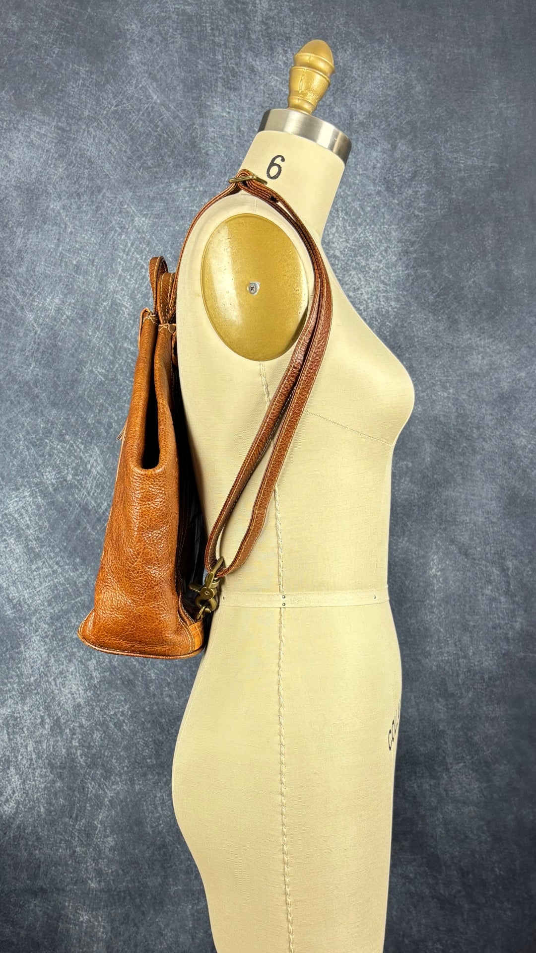 Sac à dos en cuir texturé brun et tan Matteo Mio. Vue de côté, sur le mannequin.