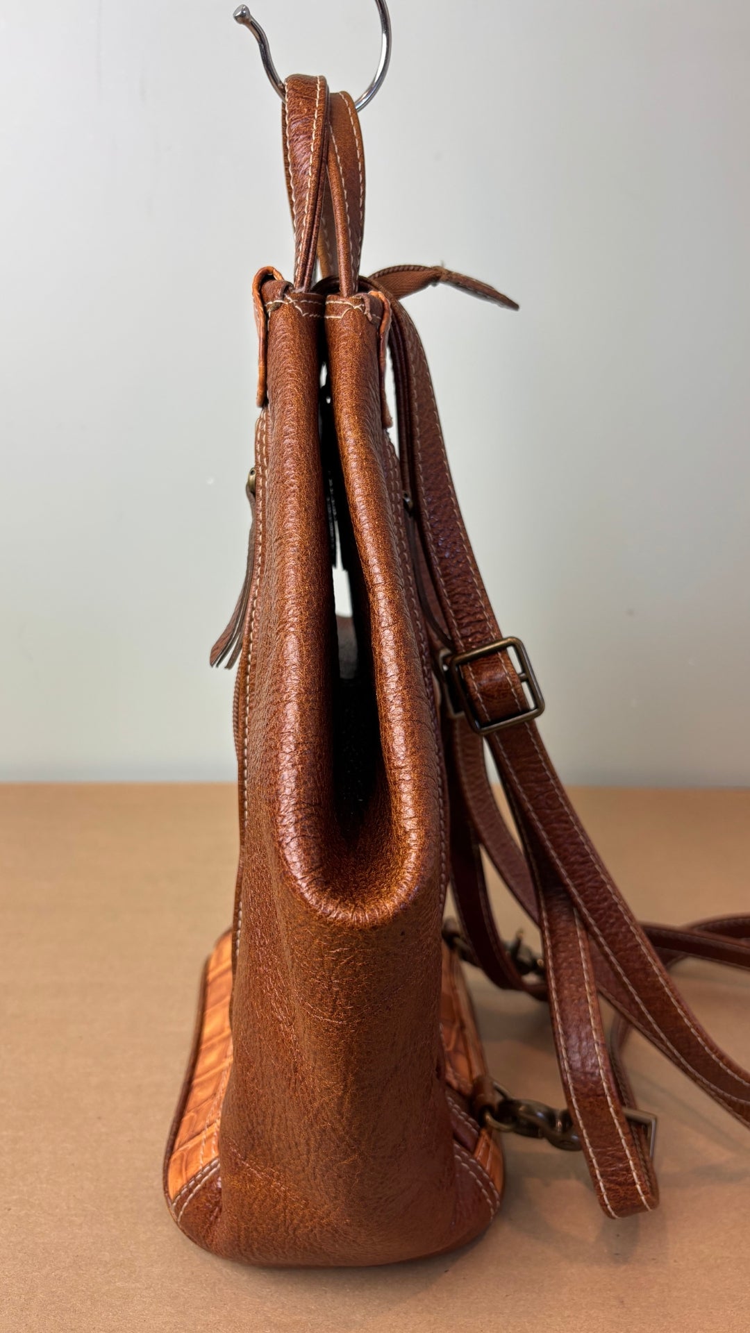 Sac à dos en cuir texturé brun et tan Matteo Mio. Vue de côté.