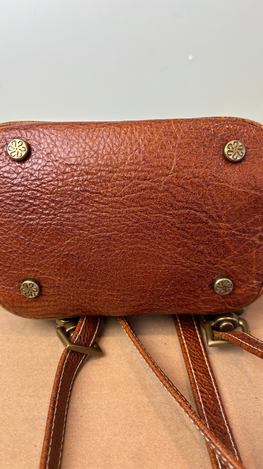 Sac à dos en cuir texturé brun et tan Matteo Mio. Vue de dessous.