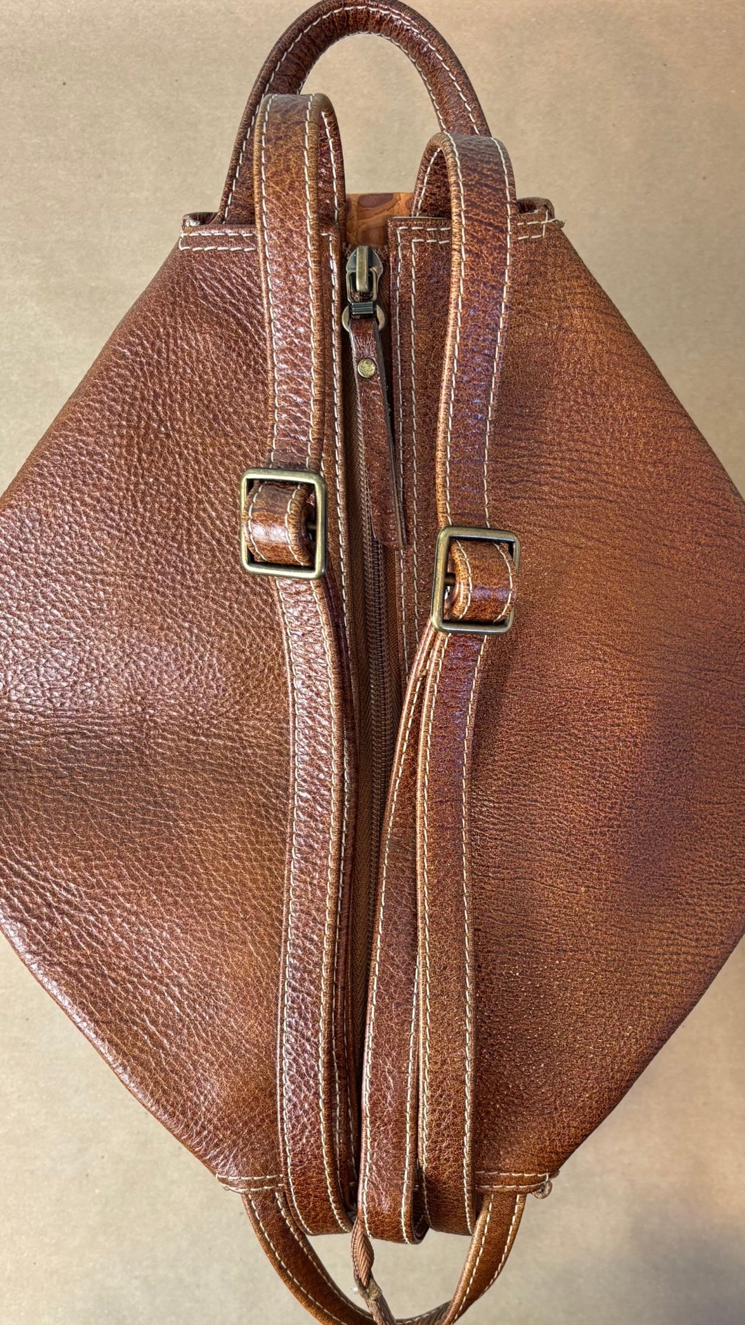 Sac à dos en cuir texturé brun et tan Matteo Mio. Vue de dessus.