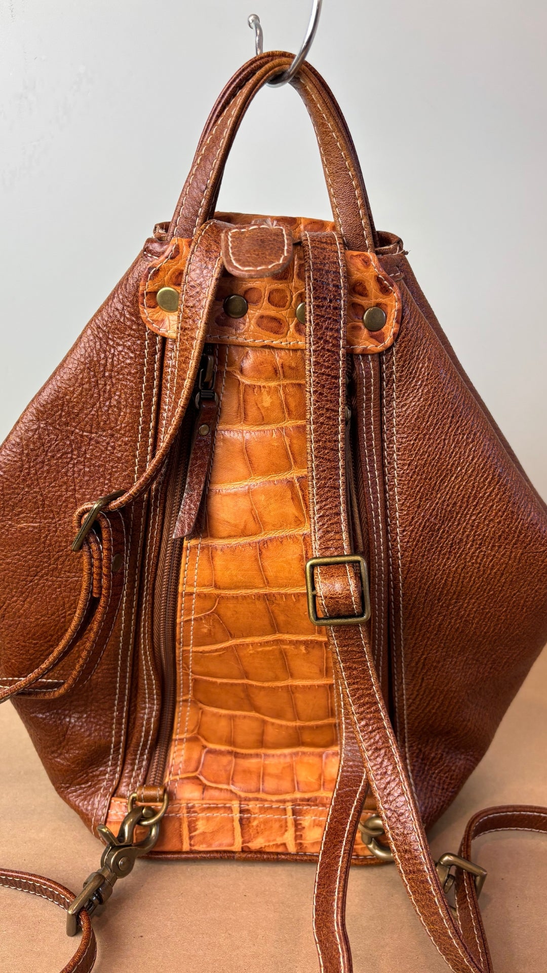 Sac à dos en cuir texturé brun et tan Matteo Mio. Vue de dos.