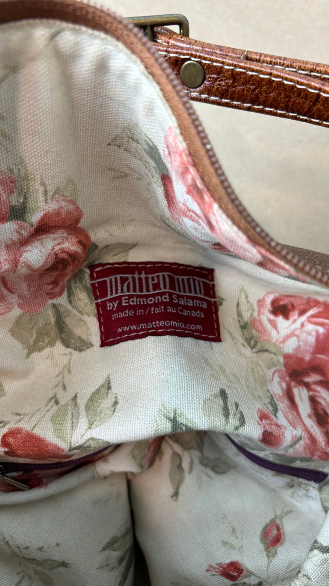 Sac à dos en cuir texturé brun et tan Matteo Mio. Vue de l'étiquette de la marque, à l'intérieur du sac.