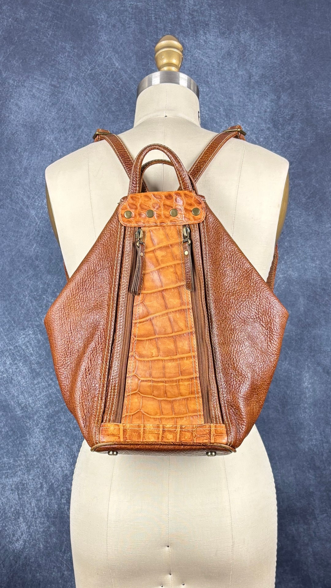 Sac à dos en cuir texturé brun et tan Matteo Mio. Vue du sac sur le mannequin.