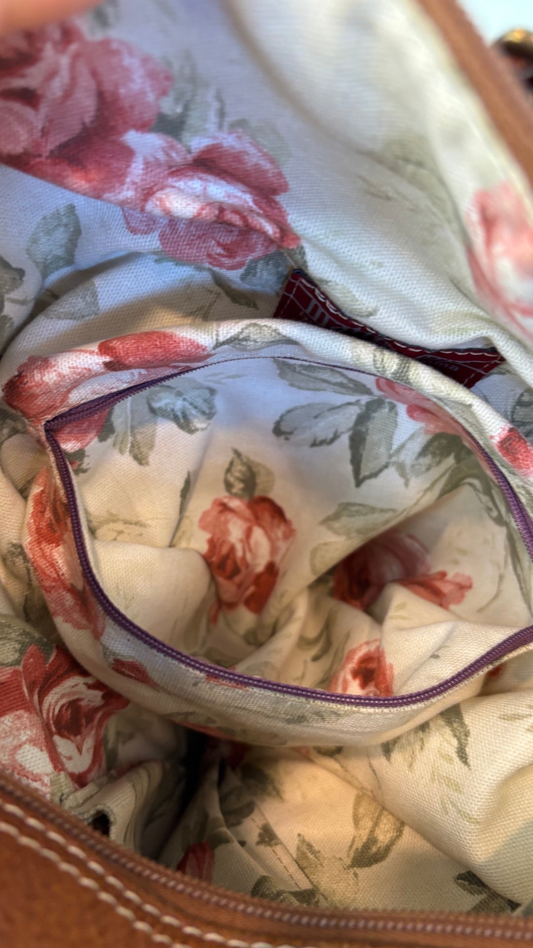 Sac à dos en cuir texturé brun et tan Matteo Mio. Vue de la pochette intérieure avec fermeture à glissière.