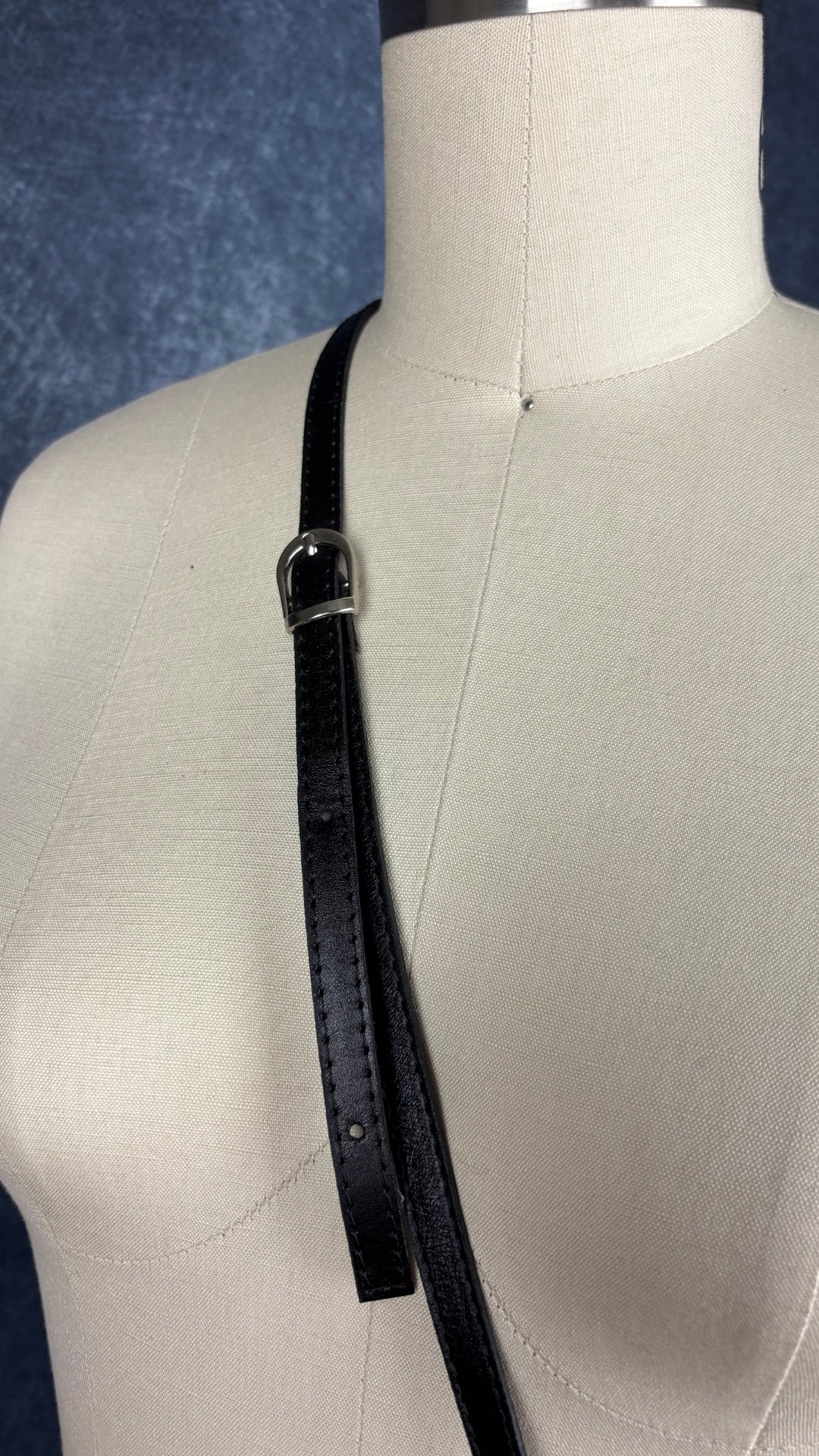 Sac à main en cuir noir et rouge à bandoulière Vera Pelle avec base ovale Vera Pelle. Vue de près de la courroie à l'épaule sur le mannequin.