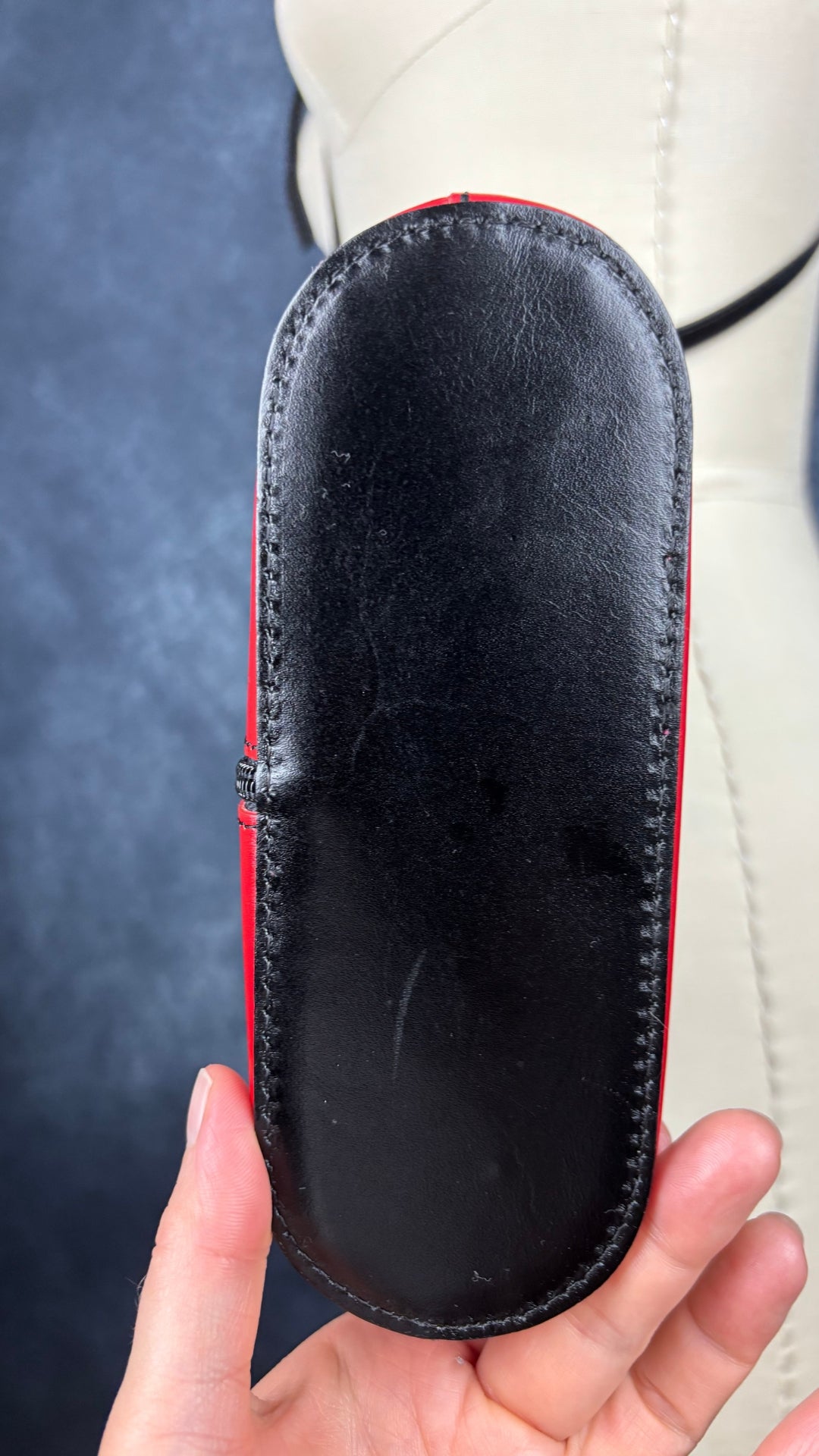 Sac à main en cuir noir et rouge à bandoulière Vera Pelle avec base ovale Vera Pelle. Vue de près du dessous du sac.