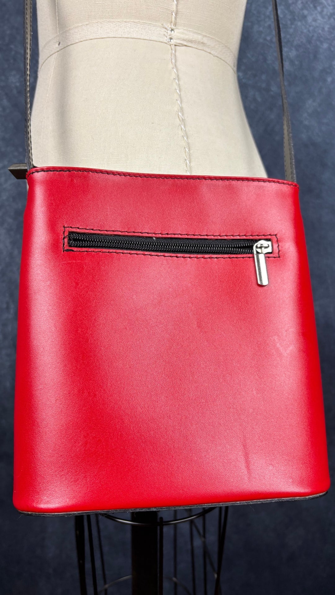 Sac à main en cuir noir et rouge à bandoulière Vera Pelle avec base ovale Vera Pelle. Vue de dos.