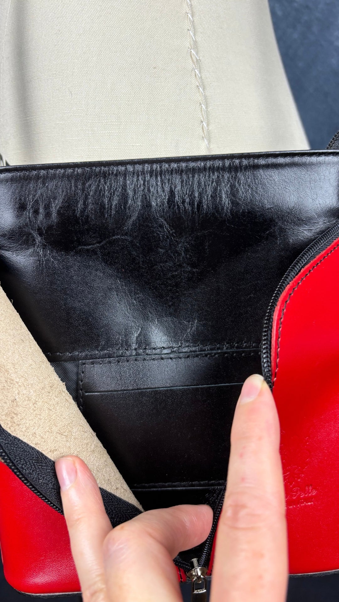 Sac à main en cuir noir et rouge à bandoulière Vera Pelle avec base ovale Vera Pelle. Vue de près de la partie en façade ouverte avec petite section pour une carte.
