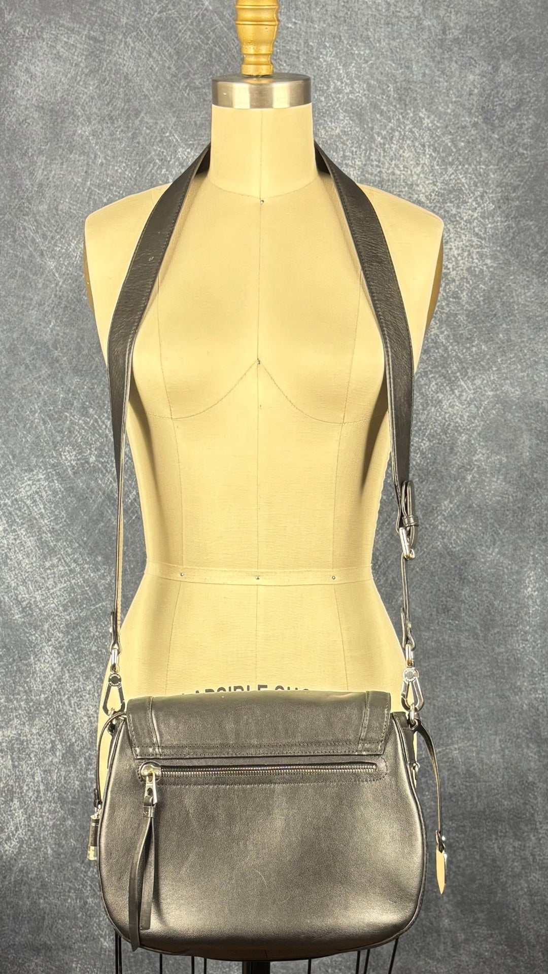 Sac à main en cuir noir Rudsak de taille moyenne avec coins de la base arrondis. Vue de dos, sur le mannequin.