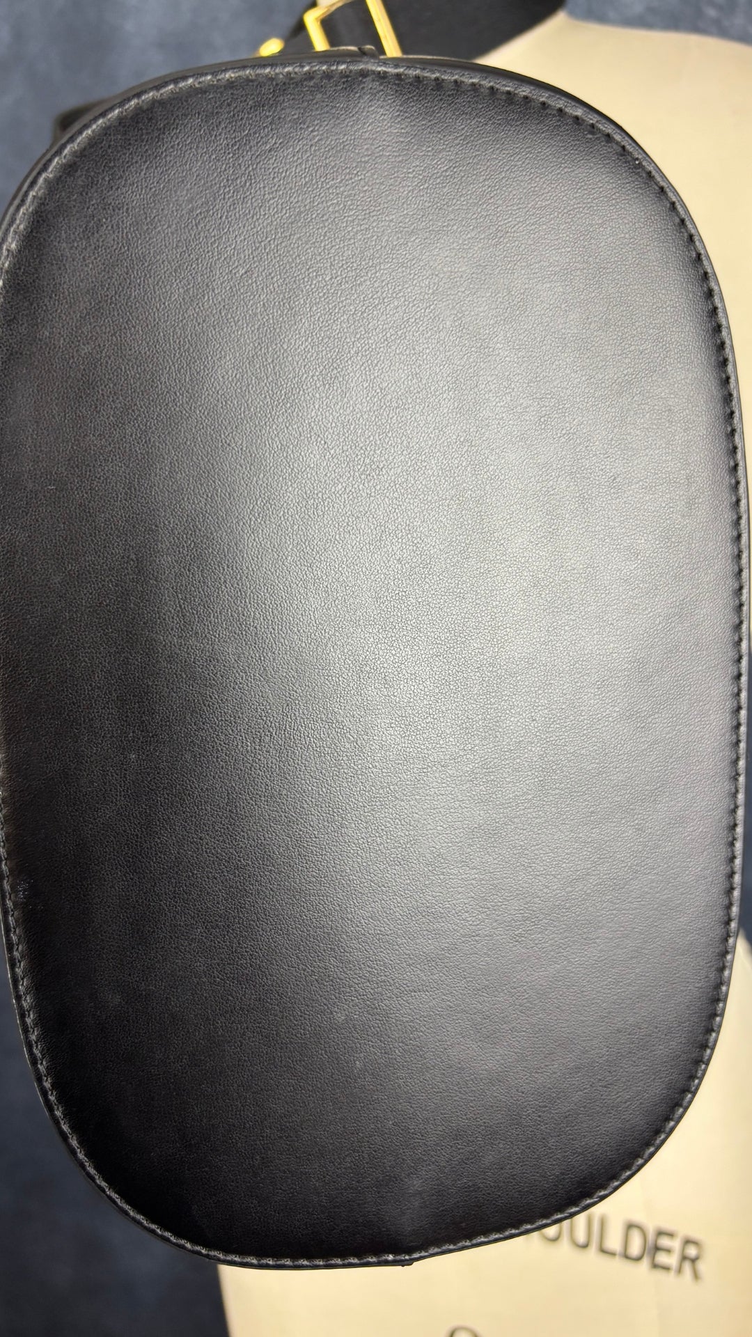 Sac sceau noir à poignée et bandoulière en cuir Want Les Essentiels. Vue du dessous du sac.