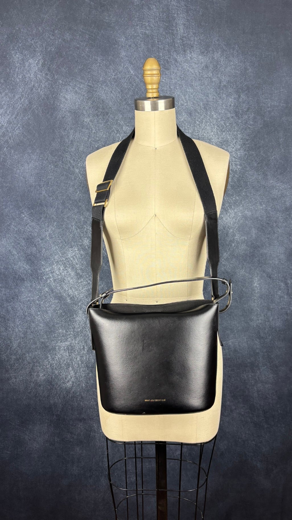 Sac sceau noir à poignée et bandoulière en cuir Want Les Essentiels. Vue de face, sur le mannequin.